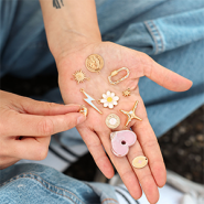 Looks we love Looks we love: bedelkettingen en -armbanden! 