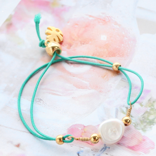 Zomerse armbandjes van elastiek met kleurrijke kralen