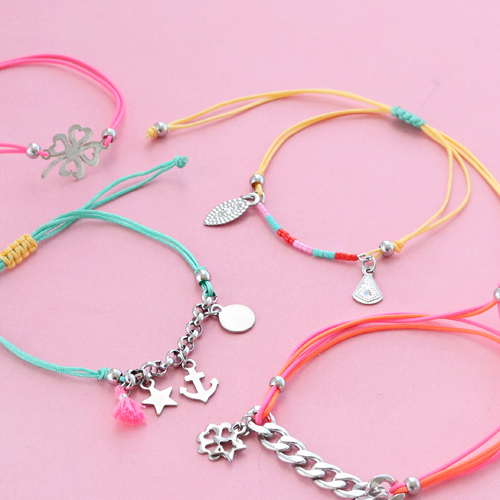 Armbandjes in felle kleurtjes met leuke zomerse bedels van RVS