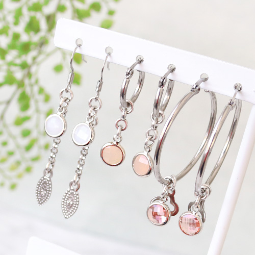 Diverse sieraden met crystal glas hangers