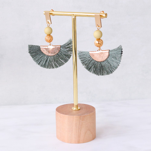 Armbanden en oorbellen met een botanisch kleurenpallet en gouden details