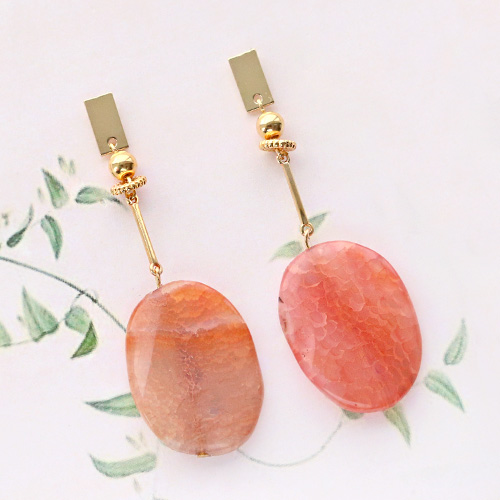 Een statement maak je met sieraden van half edelsteen