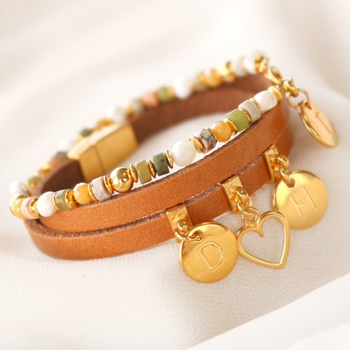 Persoonlijke armbanden en oorbellen maak je met initialen bedels van DQ metaal