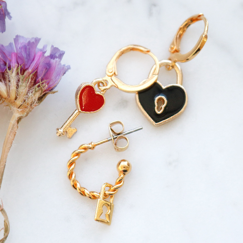 Deze oorbellen, armbanden en ketting maak je eenvoudig zelf met DQ metalen bedels: