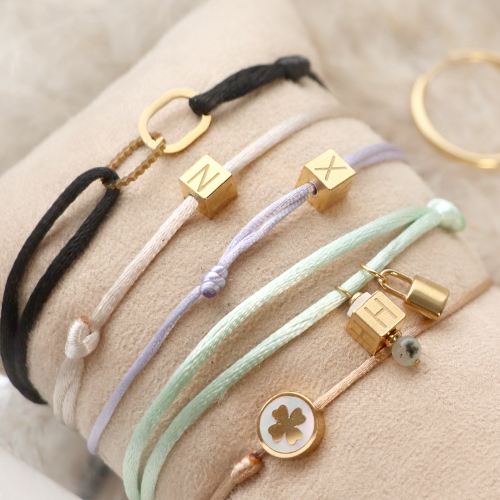 Bekijk hier hoe je stijlvolle sieraden maakt met de cube letterkralen van stainless steel: