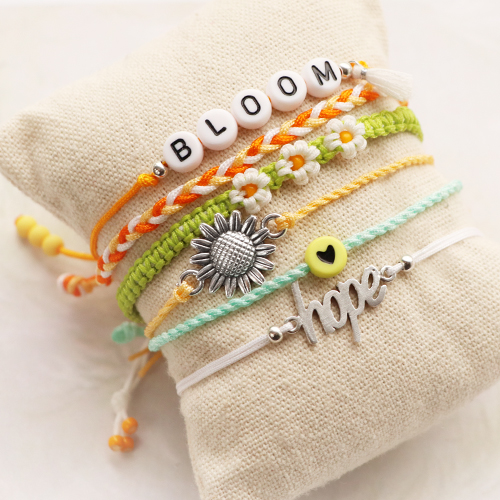 Laat je inspireren en cre&euml;er trendy zomerse armbanden met macram&eacute; draad!  