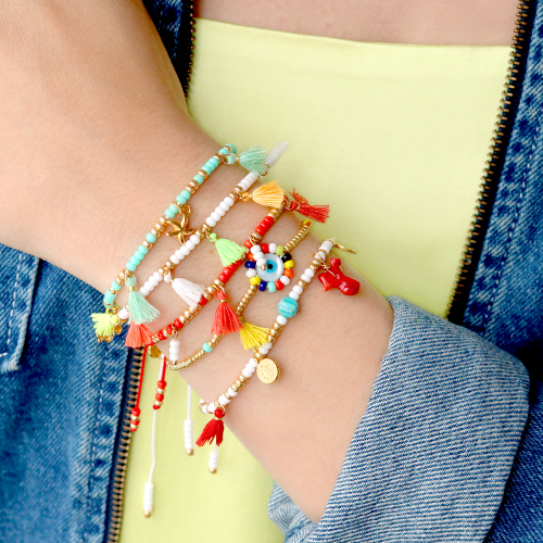 Aan de slag met mini kwastjes voor de leukste kleurrijke armbandjes & enkelbandjes! 