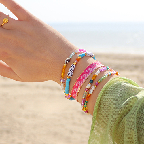 Inspiratie voor armbanden met acryl kralen, facet kralen en lint met tekst