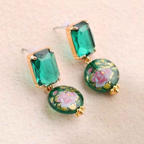 Zo ontwerp je zomerse oorbellen met glaskralen met bloemen