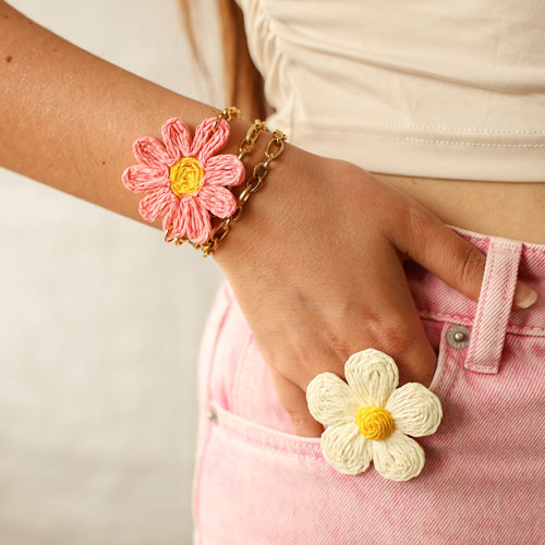 Ontwerp kettingen, oorbellen en ringen met raffia hangers en onderdelen