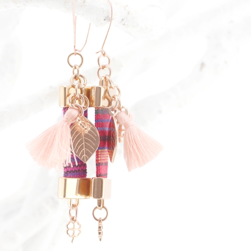 Verschillende soorten oorbellen met trend artikelen