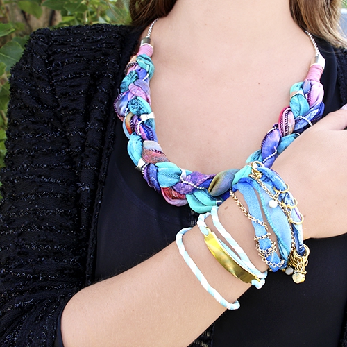 Korte omschrijving: Bohemian satijn draad met allerlei hippe printjes & wrap koord is een absolute musthave!