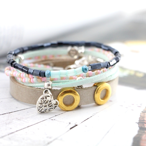 Korte omschrijving:  Herfst achtig leer gecombineerd met kralen en bedels! 