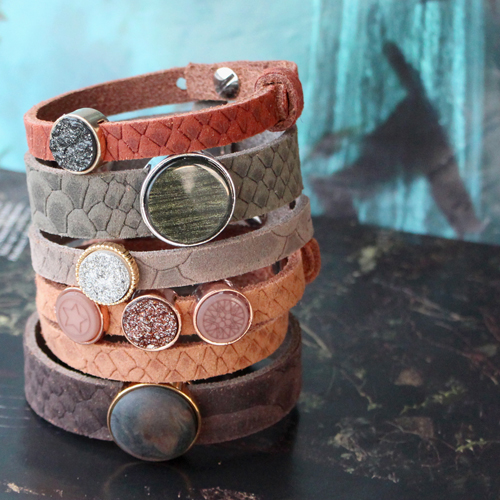 Deze DQ lederen armanden van Cuoio hebben een schitterend reptile motief! Combineer ze met trendy cabochons