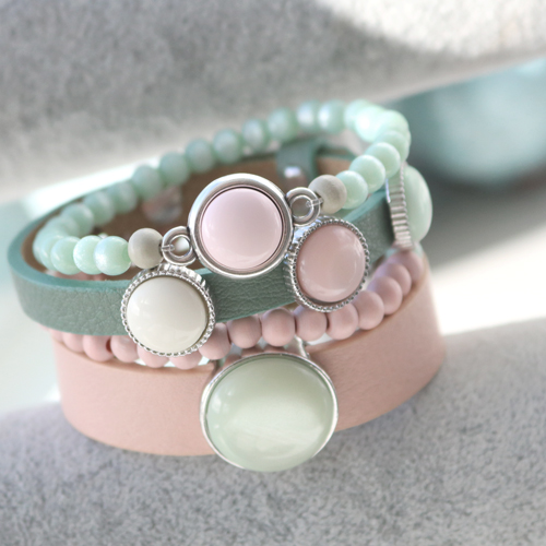 Een schitterende sieraden setje gemaakt met trendy cabochons van Polaris Elements in lichte tinten voor een zachte look