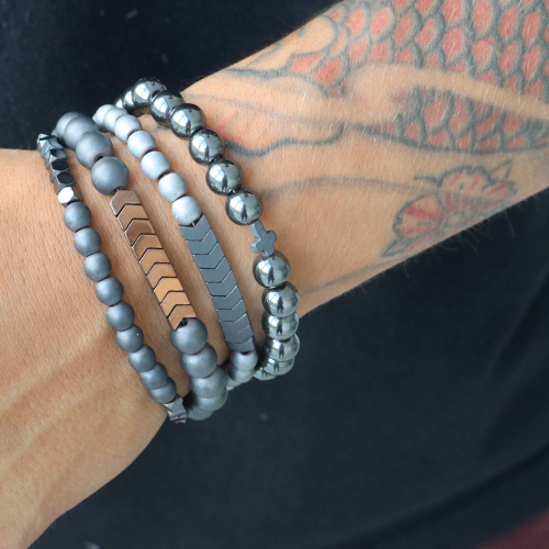 Wauw, deze modern-minimalistische sieraden met hematite kralen zien er top uit, maak jij een setje voor hem of voor haar?