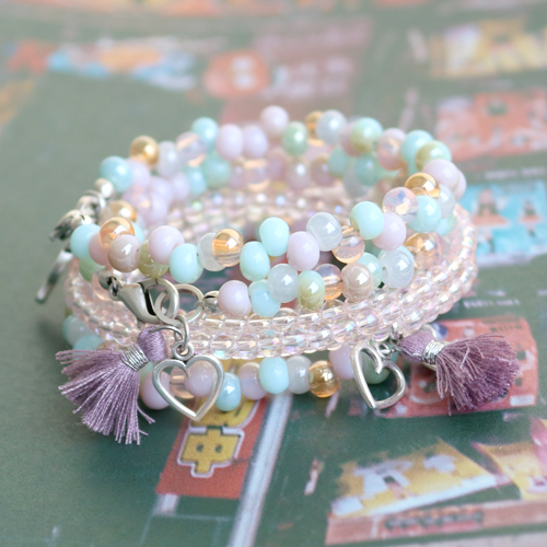 Deze snoepjes van sieraden maak je gemakkelijk zelf met onze nieuwste kleurtjes glaskralen. 