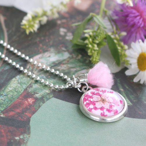 Cabochons met gedroogde bloemetjes maken je sieraden helemaal vrolijk en jou dus ook! 