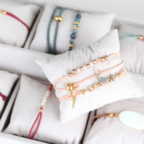 Deze armbandjes zijn z&oacute; cute&hellip; Wij inspireren je de leukste creaties te maken met gekleurd elastisch draad! 