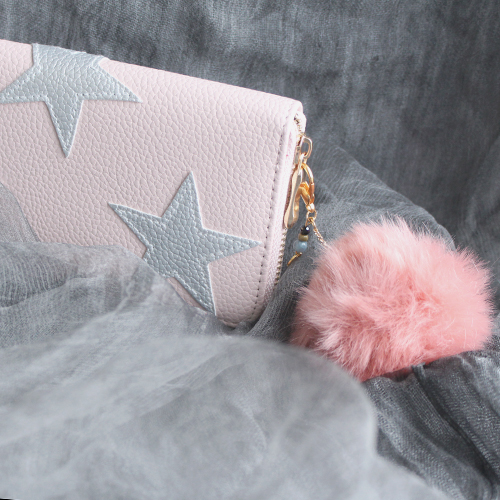 Fashionista&rsquo;s deze is voor jullie!  Faux-fur sleutelhangers in trendy kleuren voor een look met extra flair! 