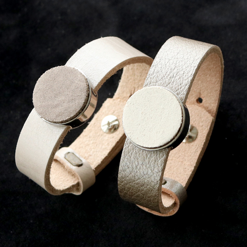 Sieraden en sleutelhangers met cabochons van DQ leer