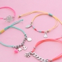 Armbandjes in felle kleurtjes met leuke zomerse bedels van RVS