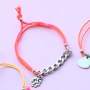 Armbandjes in felle kleurtjes met leuke zomerse bedels van RVS