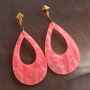 Moderne statement oorbellen met resin hangers
