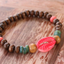 All natural! Zo maak je het perfecte armbandje met houten kralen
