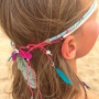 Trendy beach haarbandjes met veertjes en bedels