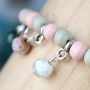 De zomerse kleurtjes van onze natuursteen kralen zijn perfect voor zomerse sieraden met een moderne look!