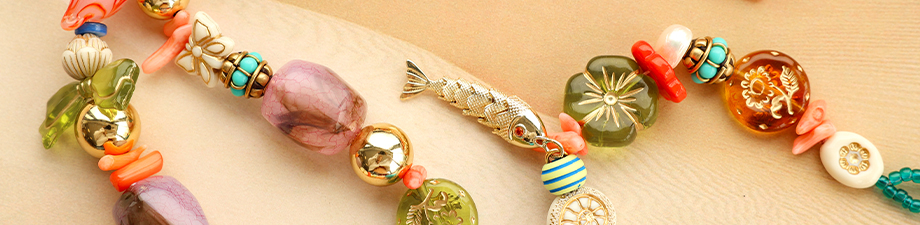 Nieuwe collectie acryl kralen met goudkleurige details