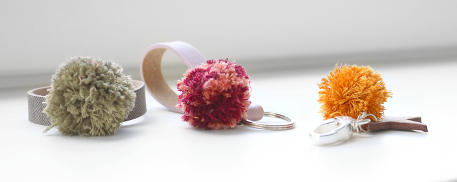 Zelf pompom bedels maken afbeelding
